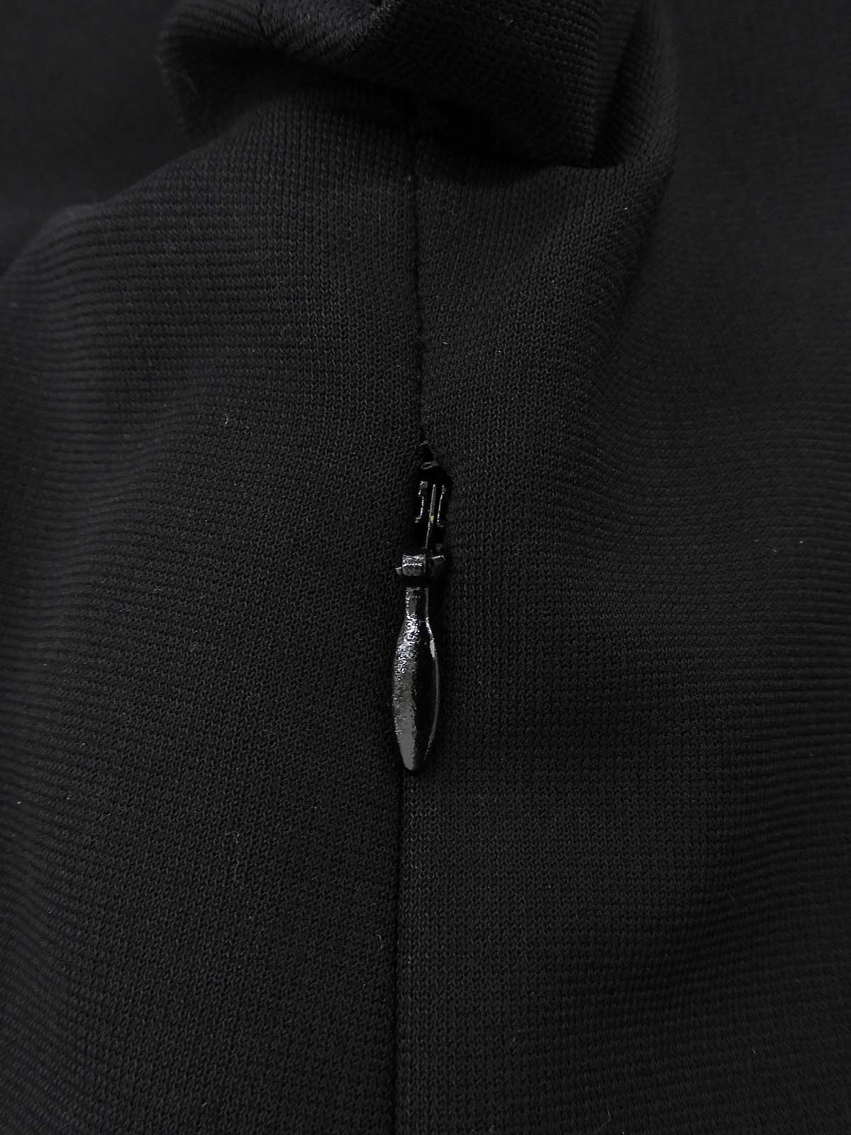 黑色喇叭形短袖连衣裙