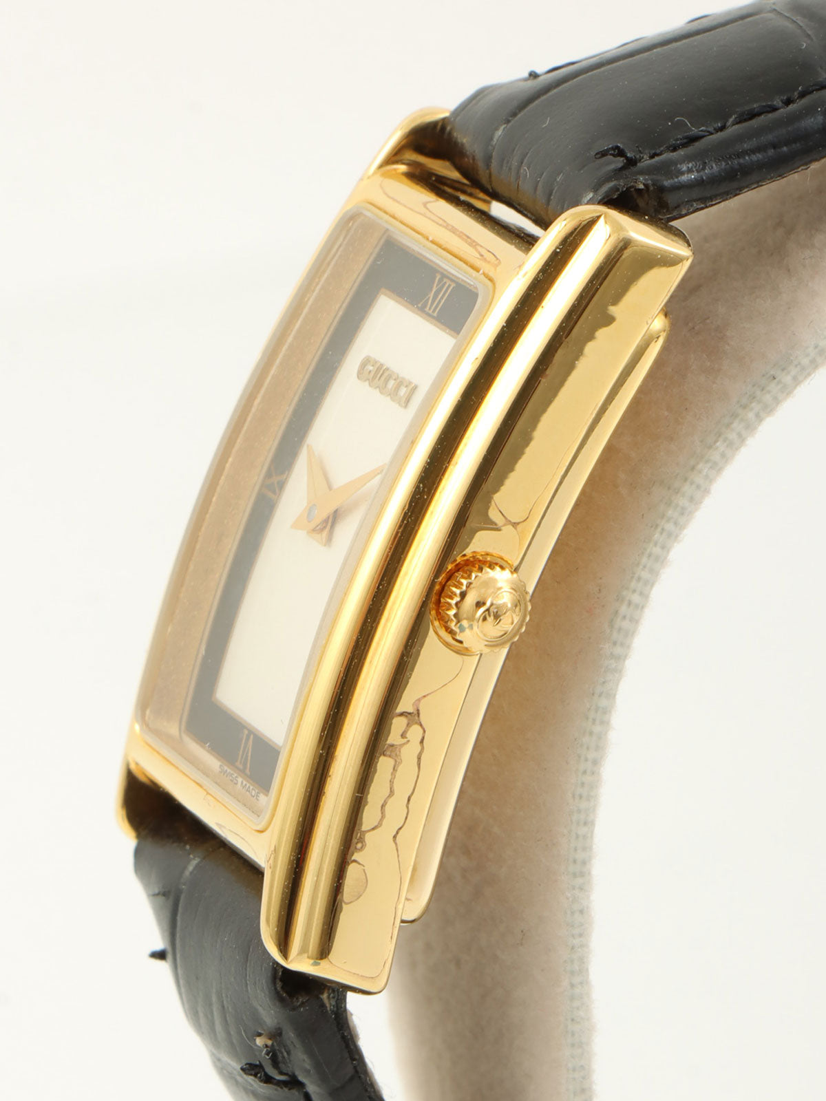 レクタンギュラーロゴフェイスウォッチ ゴールド/ブラック