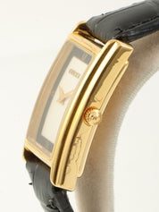 レクタンギュラーロゴフェイスウォッチ ゴールド/ブラック