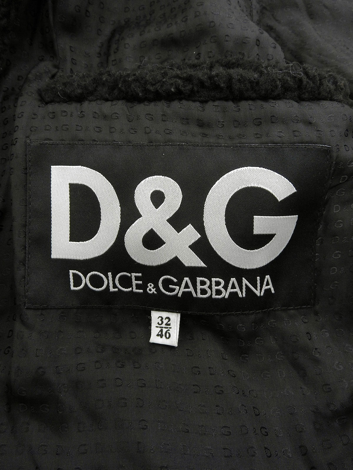 黑色 Boa Logo 纽扣外套