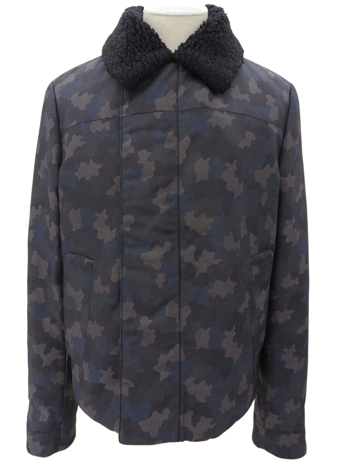 卡其色迷彩图案Logo铭牌夹克