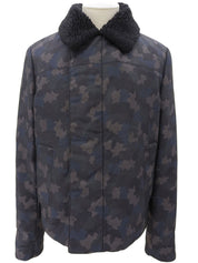 卡其色迷彩图案Logo铭牌夹克