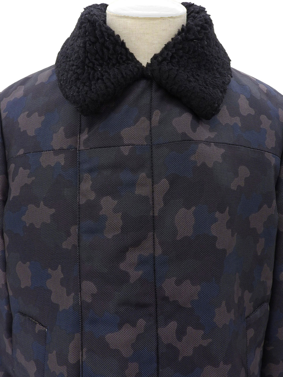 卡其色迷彩图案Logo铭牌夹克