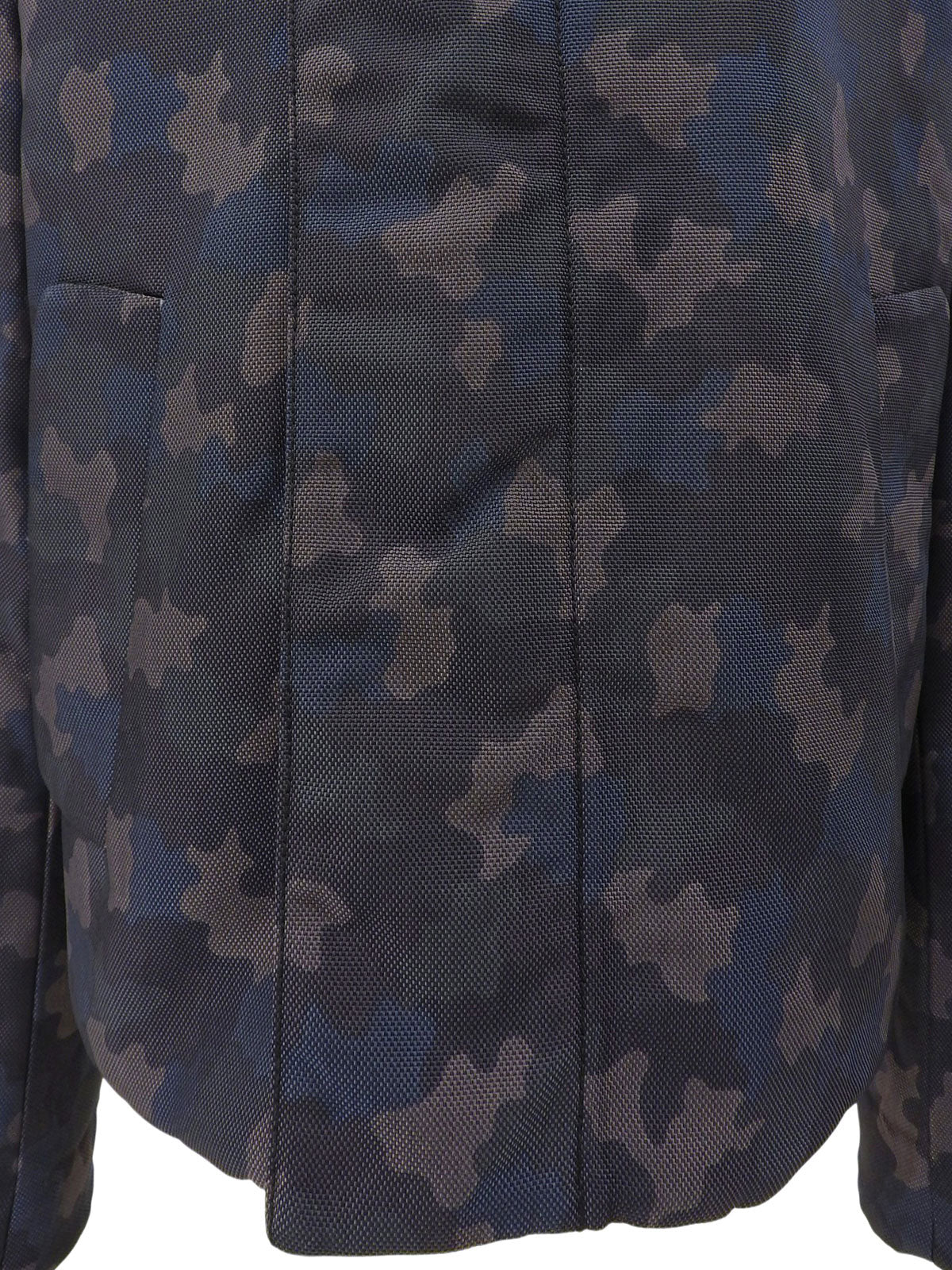 卡其色迷彩图案Logo铭牌夹克