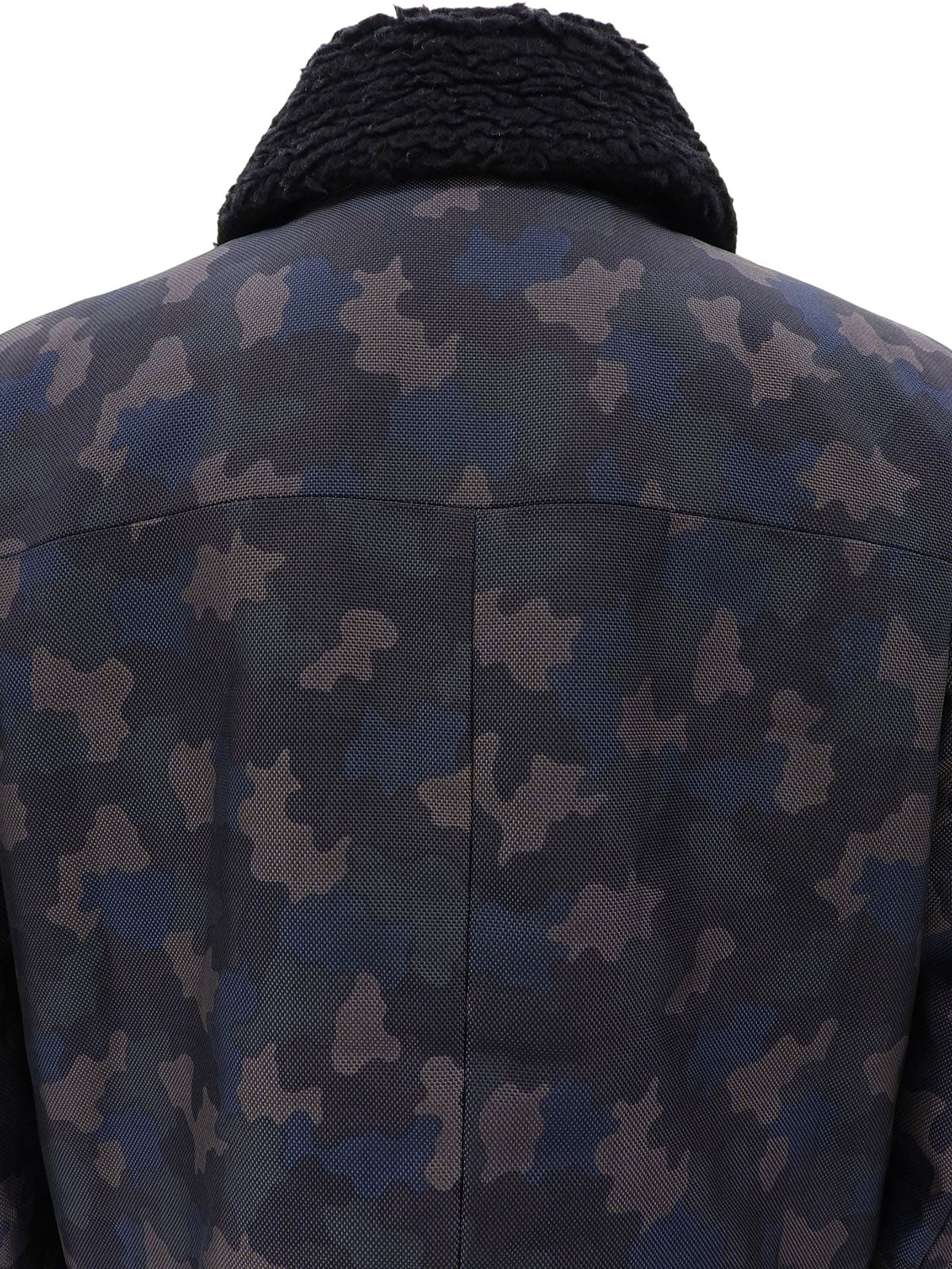 卡其色迷彩图案Logo铭牌夹克