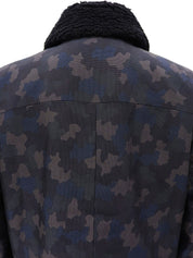 卡其色迷彩图案Logo铭牌夹克