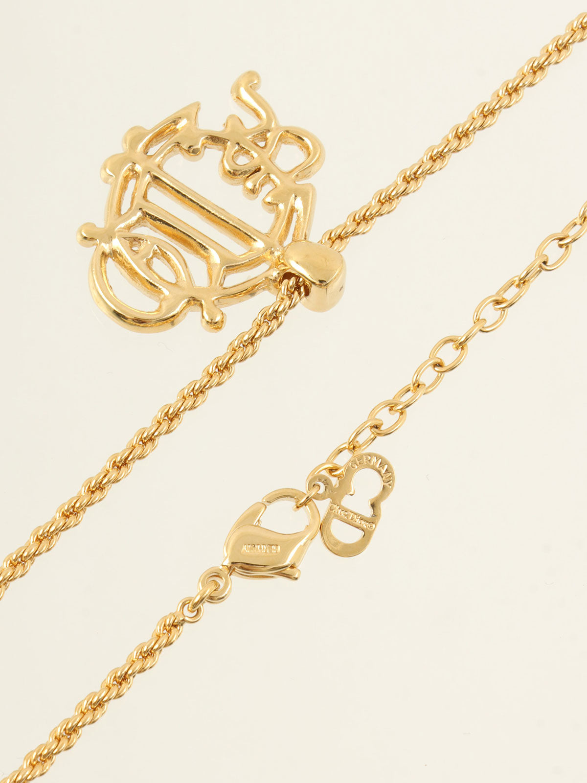 ラインストーンロゴエンブレムネックレス ゴールド