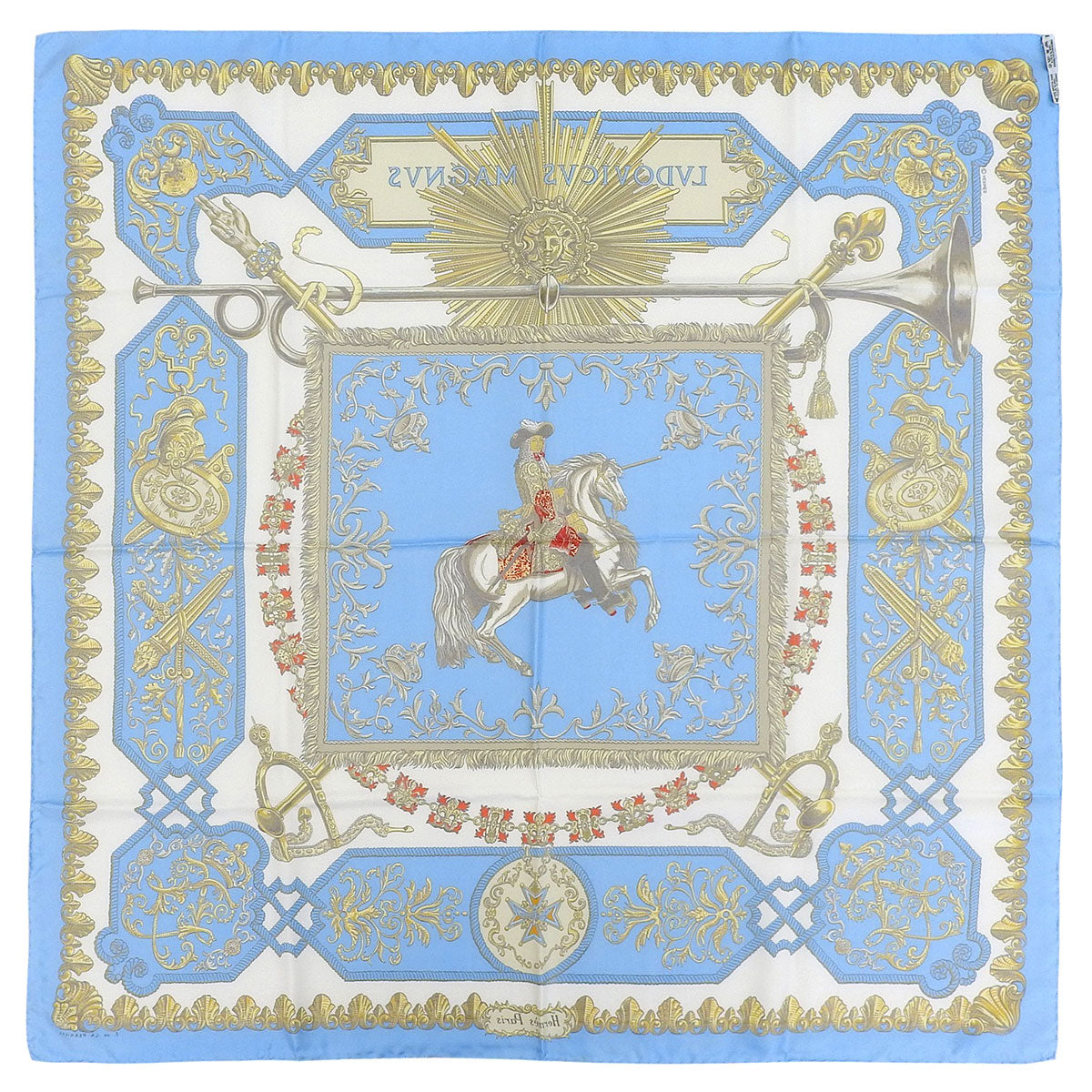 Carré 90 LVDQVICVS MAGNVS Pattern Scarf Light Blue/Multi