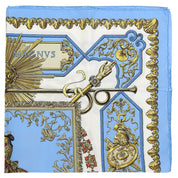 Carré 90 LVDQVICVS MAGNVS Pattern Scarf Light Blue/Multi
