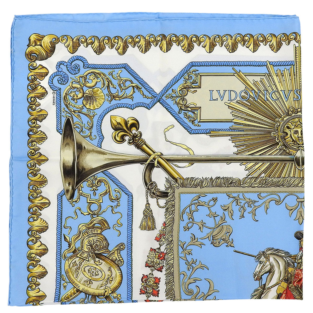 Carré 90 LVDQVICVS MAGNVS Pattern Scarf Light Blue/Multi