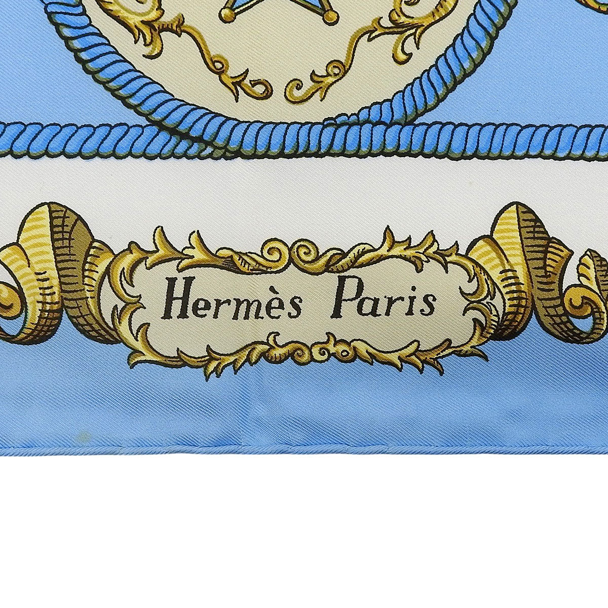 Carré 90 LVDQVICVS MAGNVS Pattern Scarf Light Blue/Multi