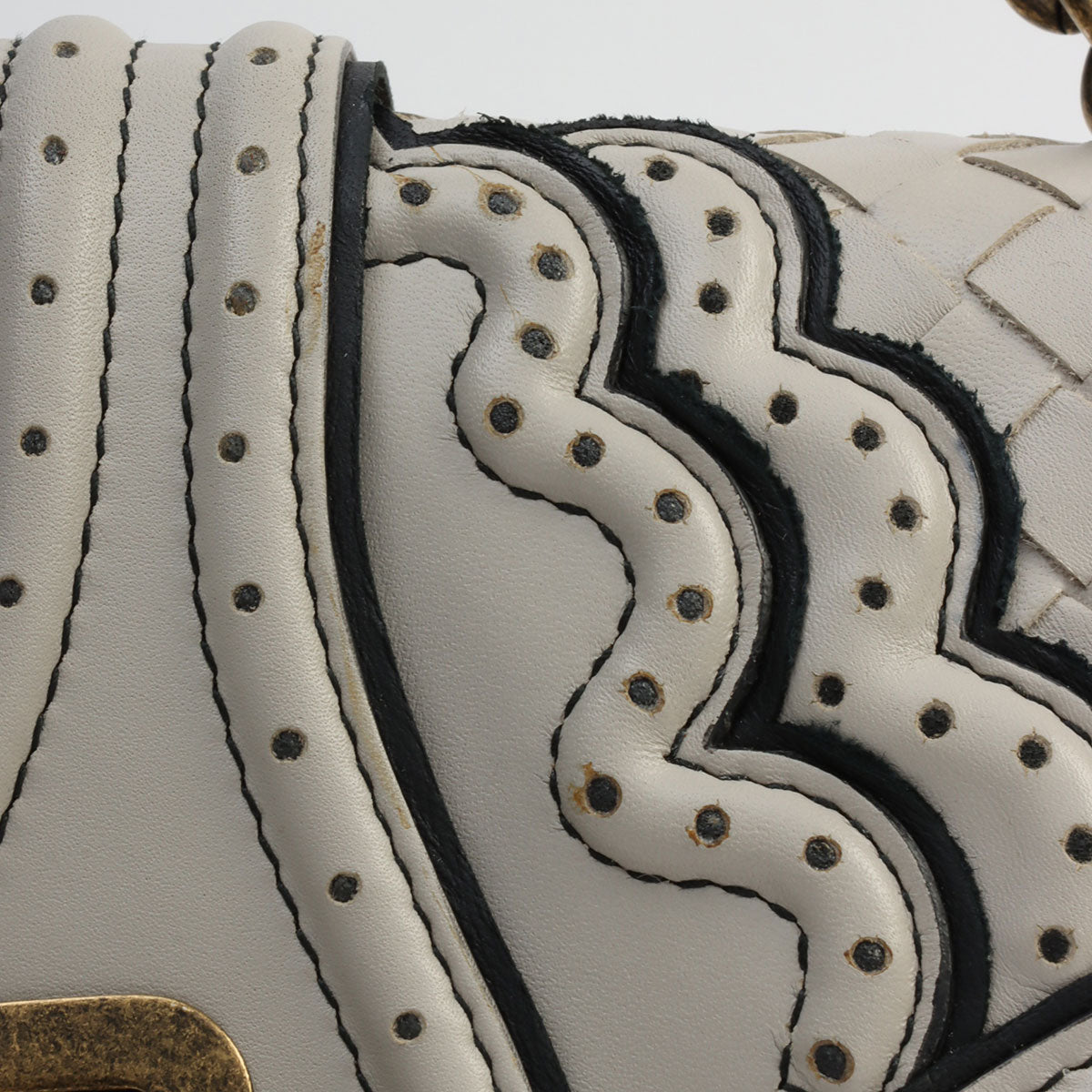 イントレチャートウィングチップシティノットチェーンショルダーバッグ グレー