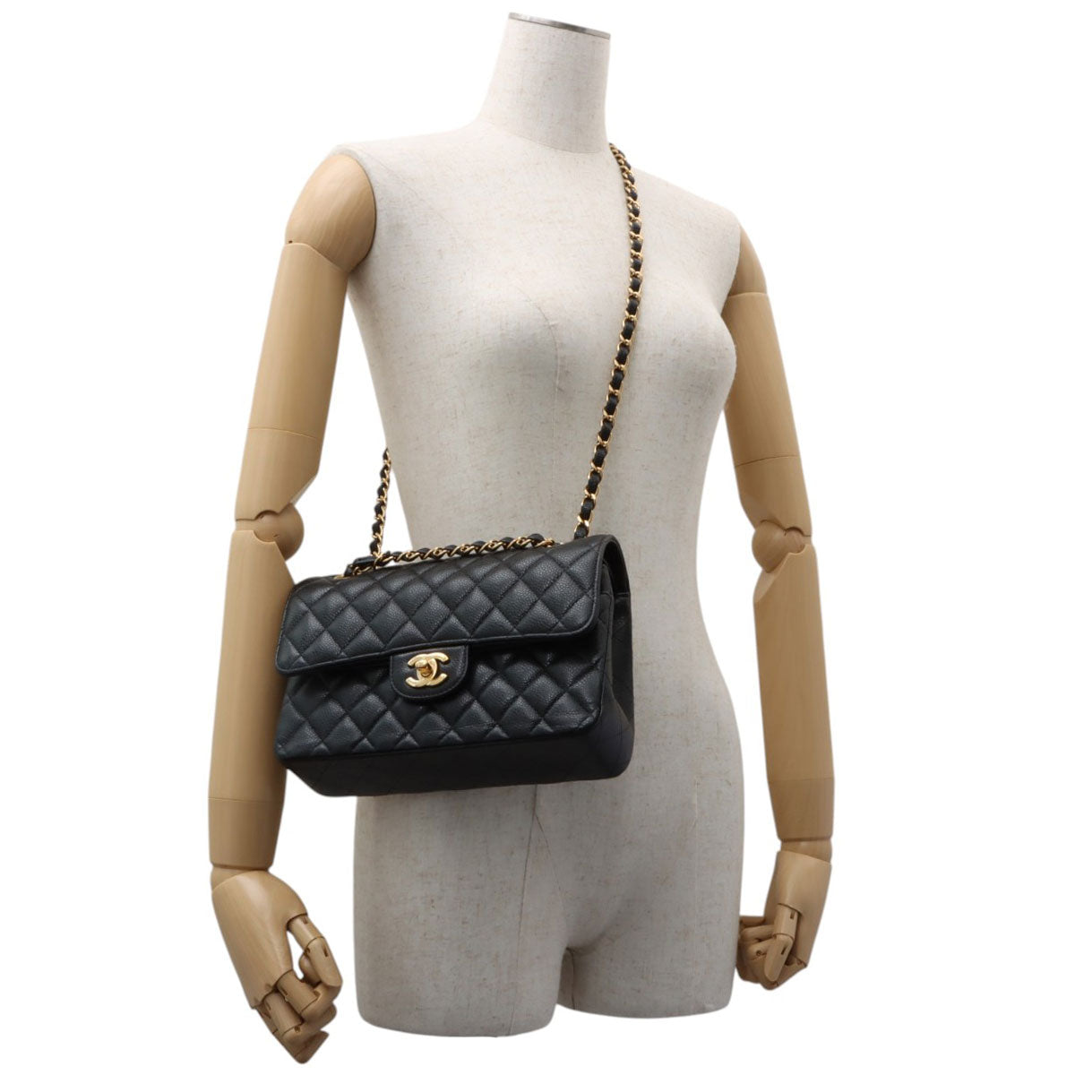 2019年頃製 キャビアスキンクラシックフラップチェーンバッグ23cm ブラック