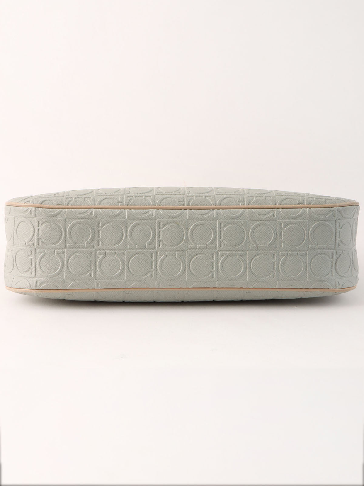 Gancini pattern shoulder bag in gray/beige