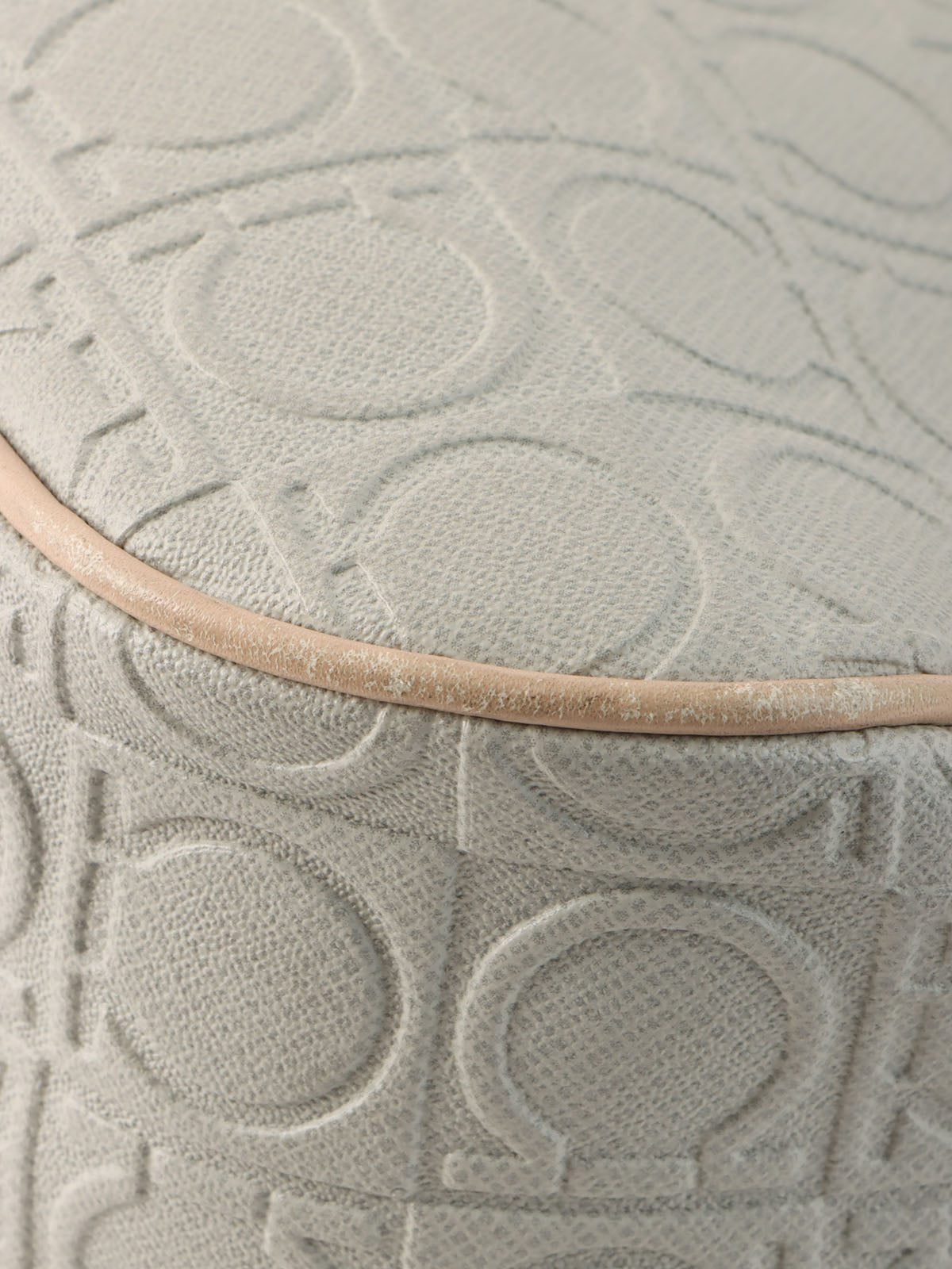 Gancini pattern shoulder bag in gray/beige