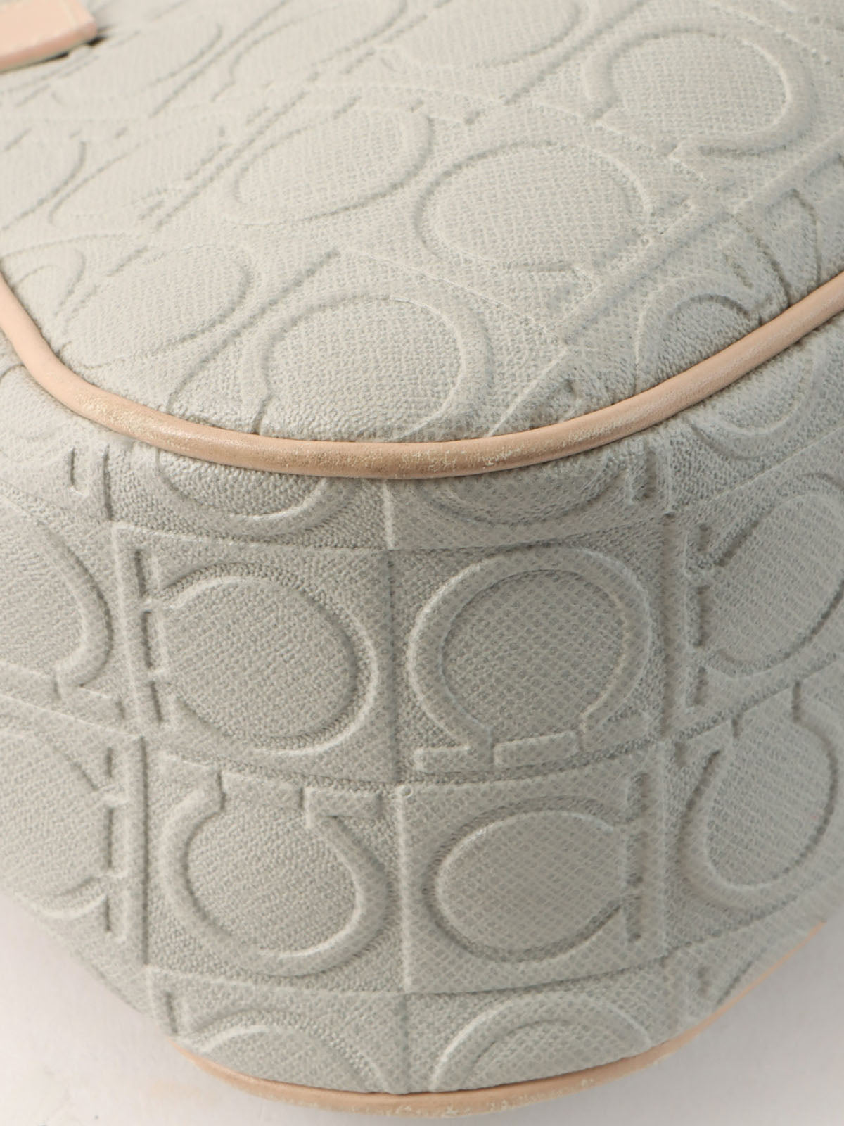 Gancini pattern shoulder bag in gray/beige