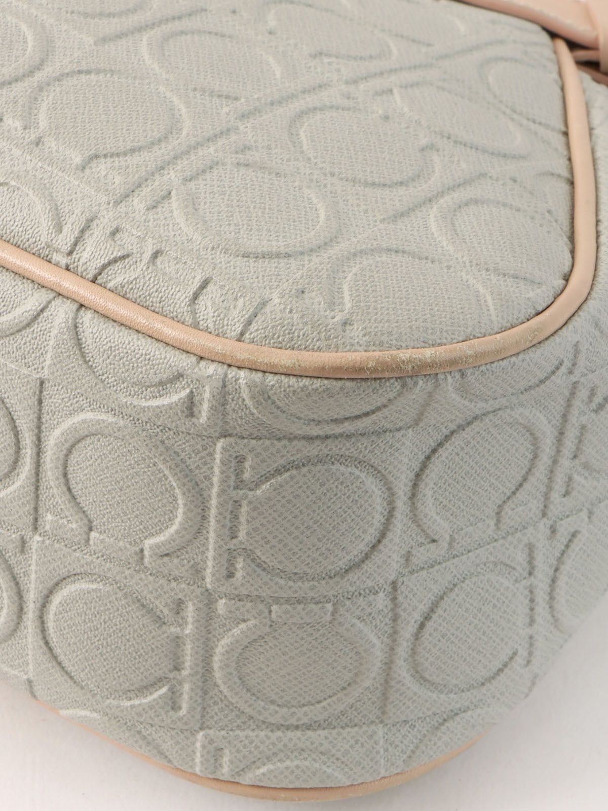 Gancini pattern shoulder bag in gray/beige