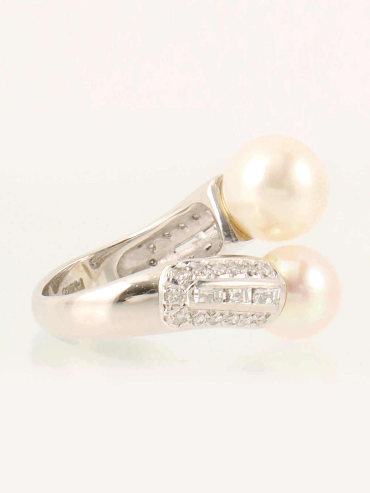 Platinum Diamond Pearl Ring in Silver/White