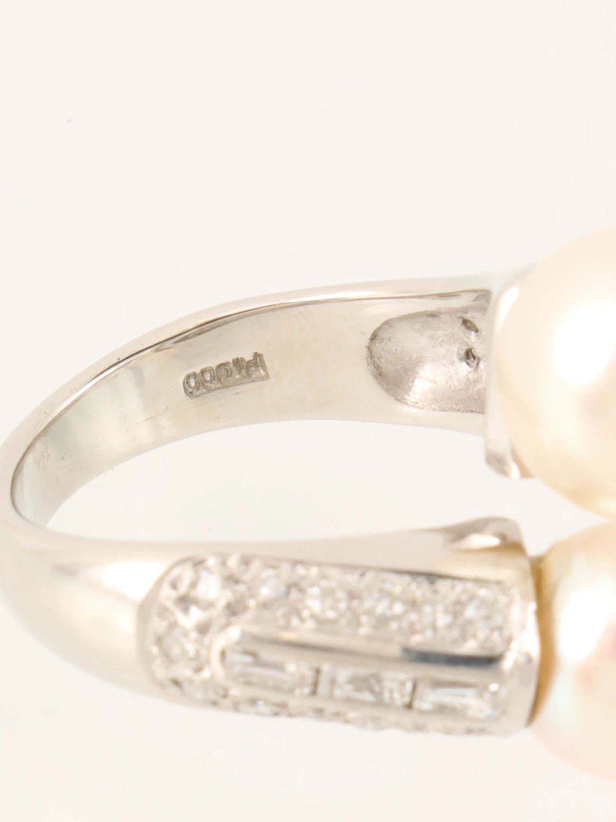 Platinum Diamond Pearl Ring in Silver/White