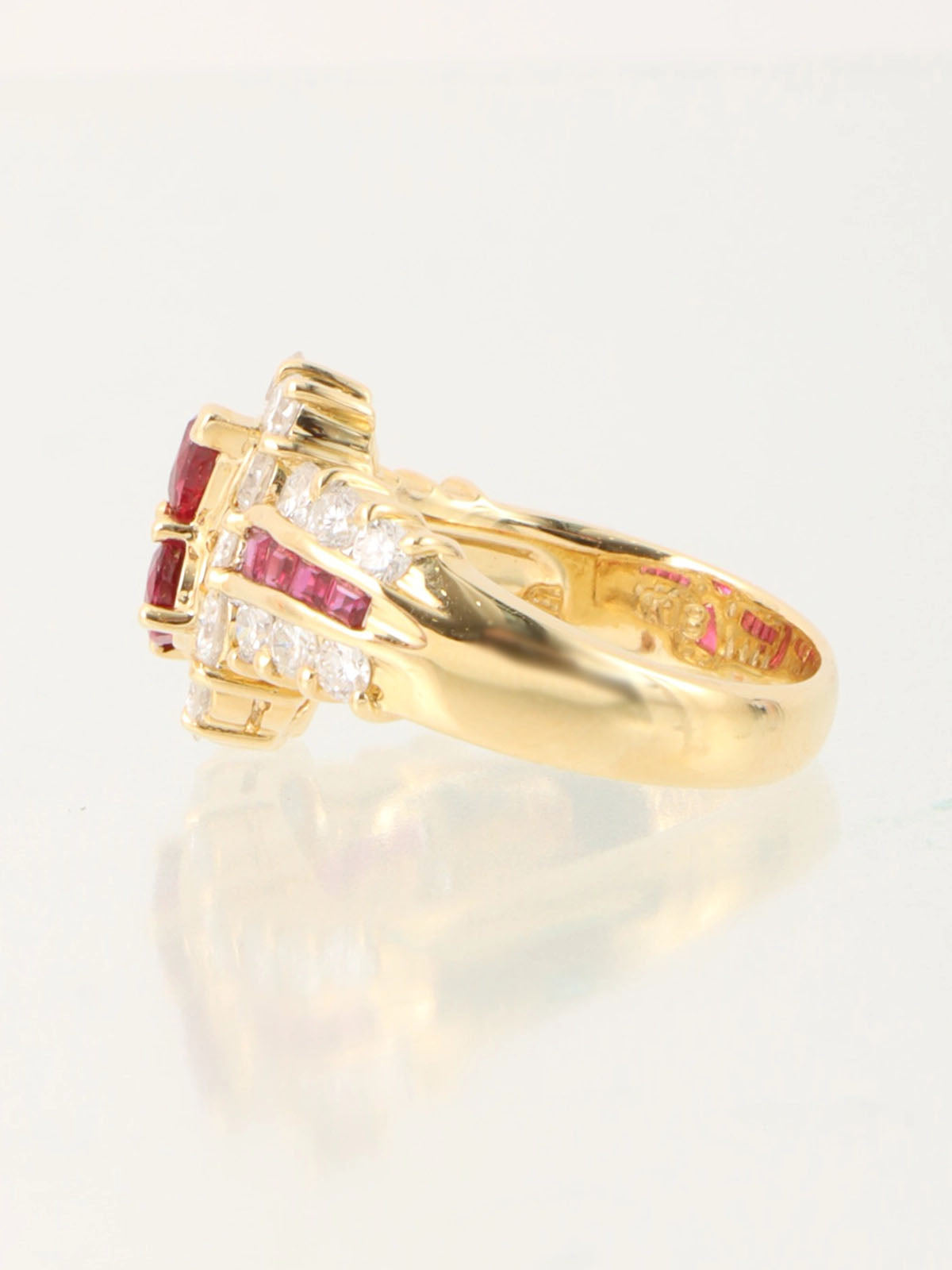 18K Diamond Ruby Design Motif Ring Gold/Cherry Red