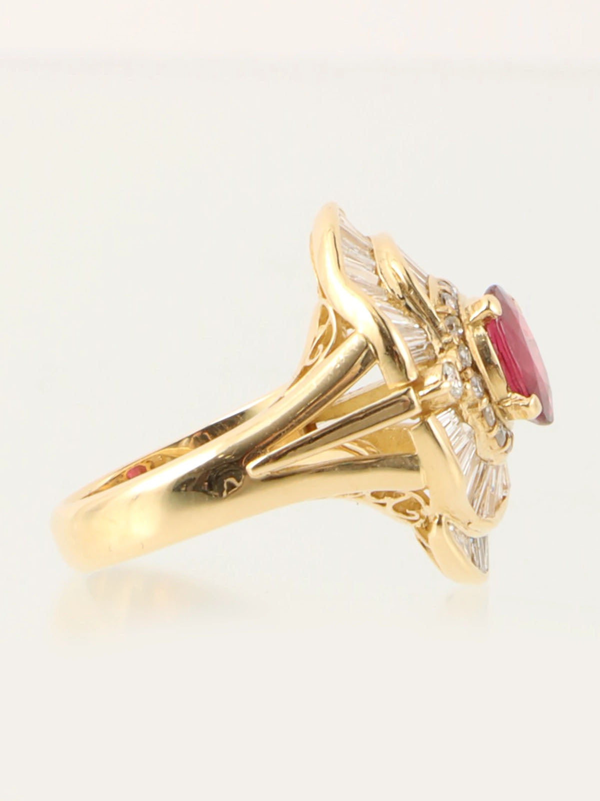 18Kダイヤモンドルビーオーバルデザインリング ゴールド/チェリーレッド