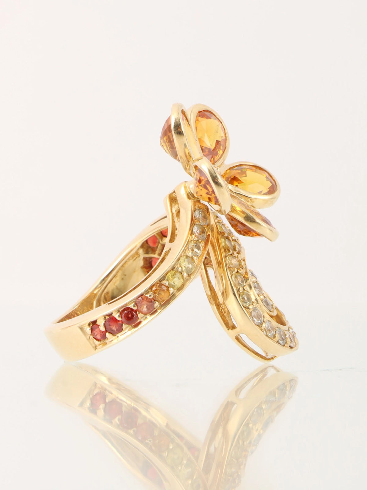 18K 蓝宝石和钻石花朵图案戒指（橙色/金色）