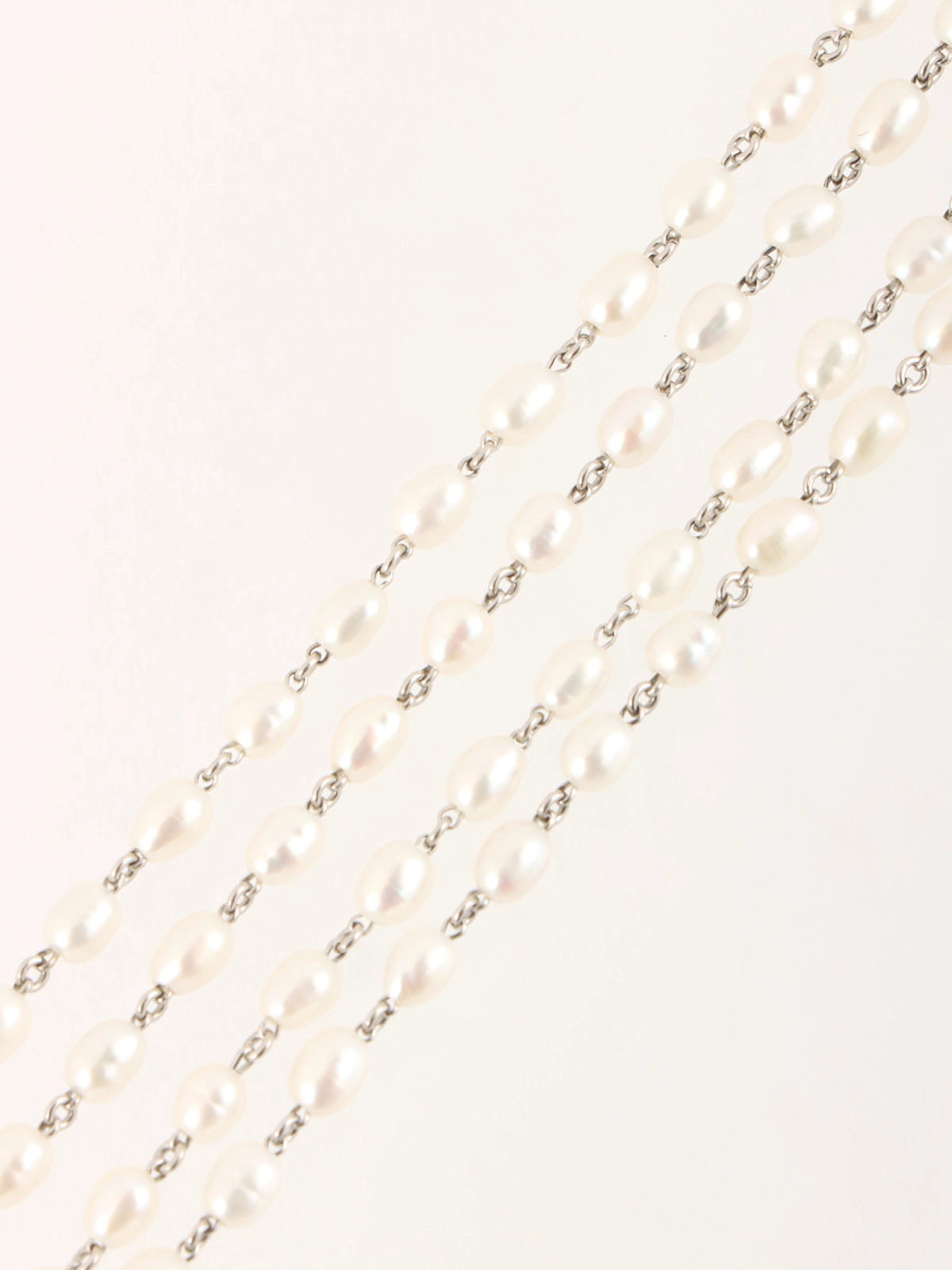 White platinum pearl necklace