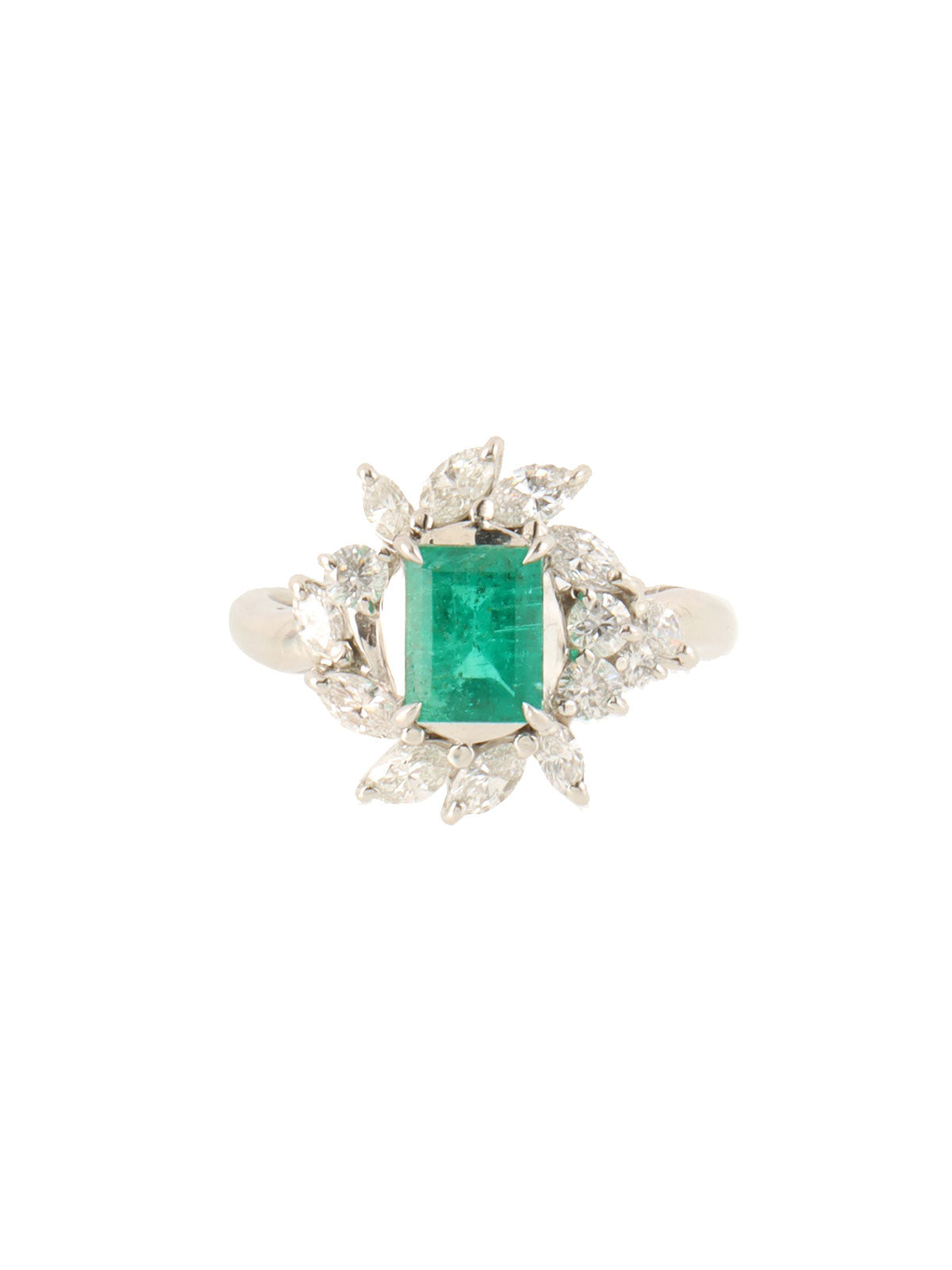 Platinum emerald and diamond design ring in silver/green
