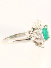 Platinum emerald and diamond design ring in silver/green