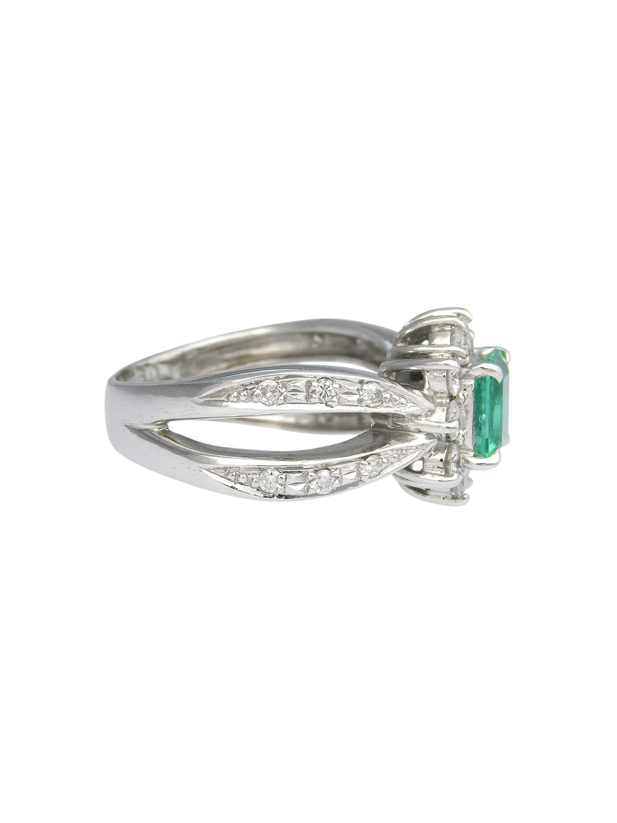 Platinum emerald and diamond design ring in silver/green