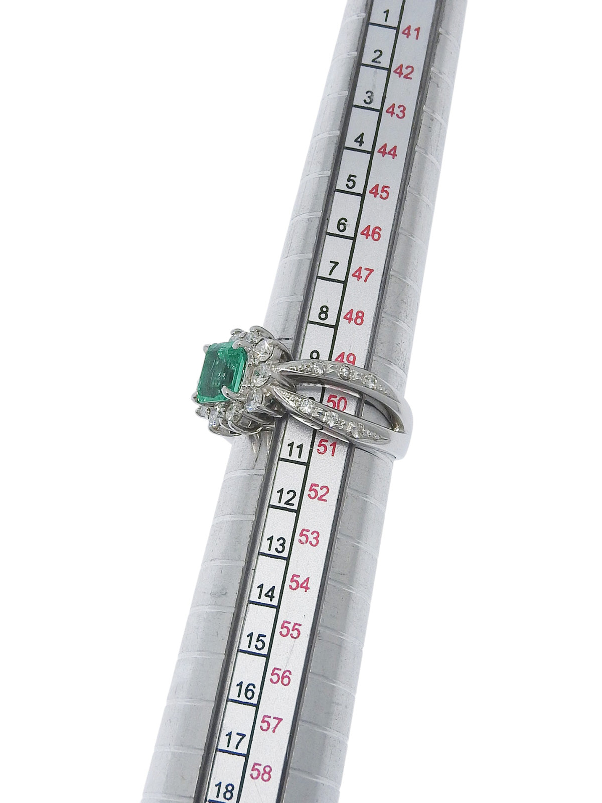 Platinum emerald and diamond design ring in silver/green