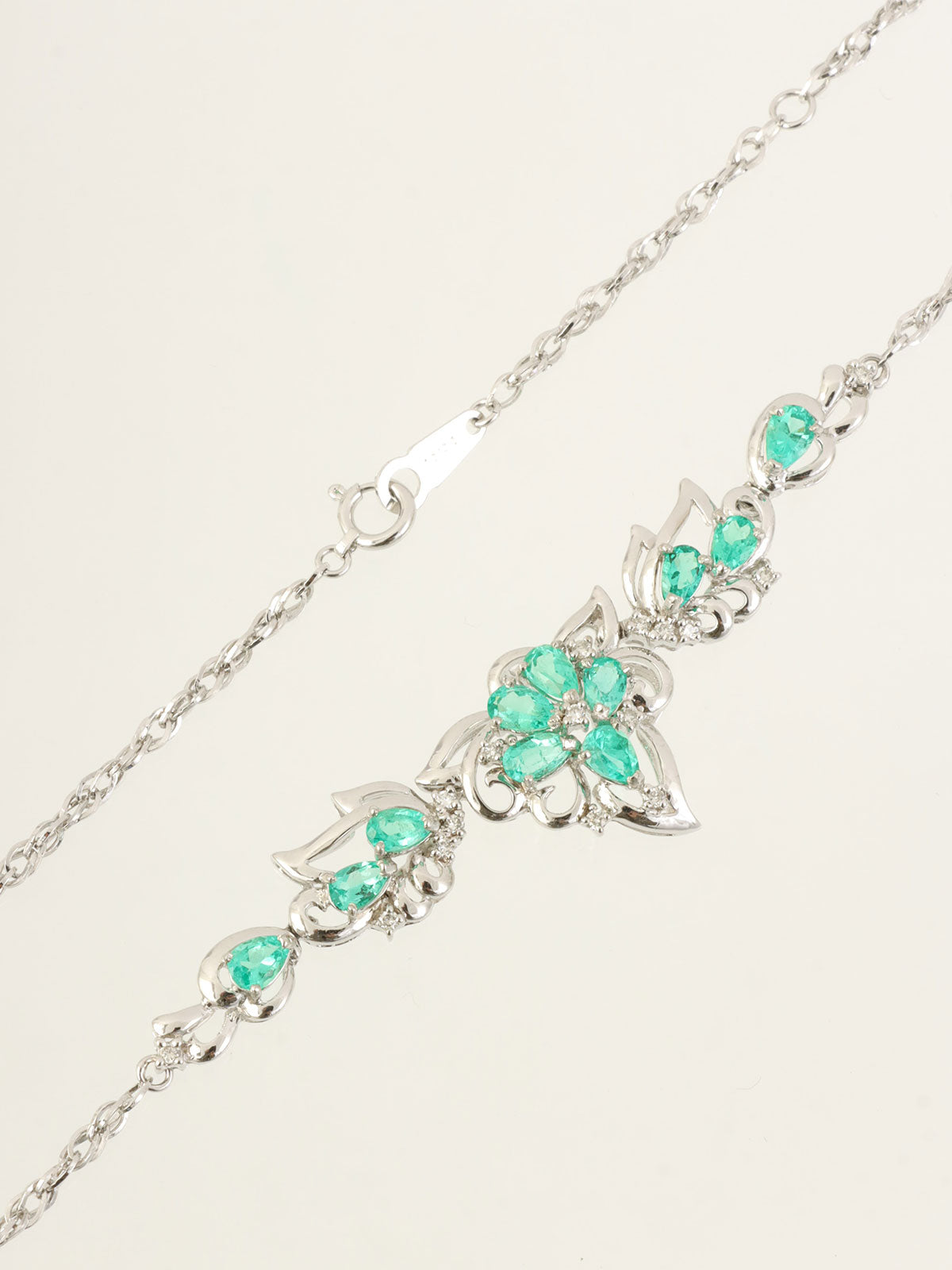 Platinum Emerald Diamond Flower Motif Necklace in Silver/Green