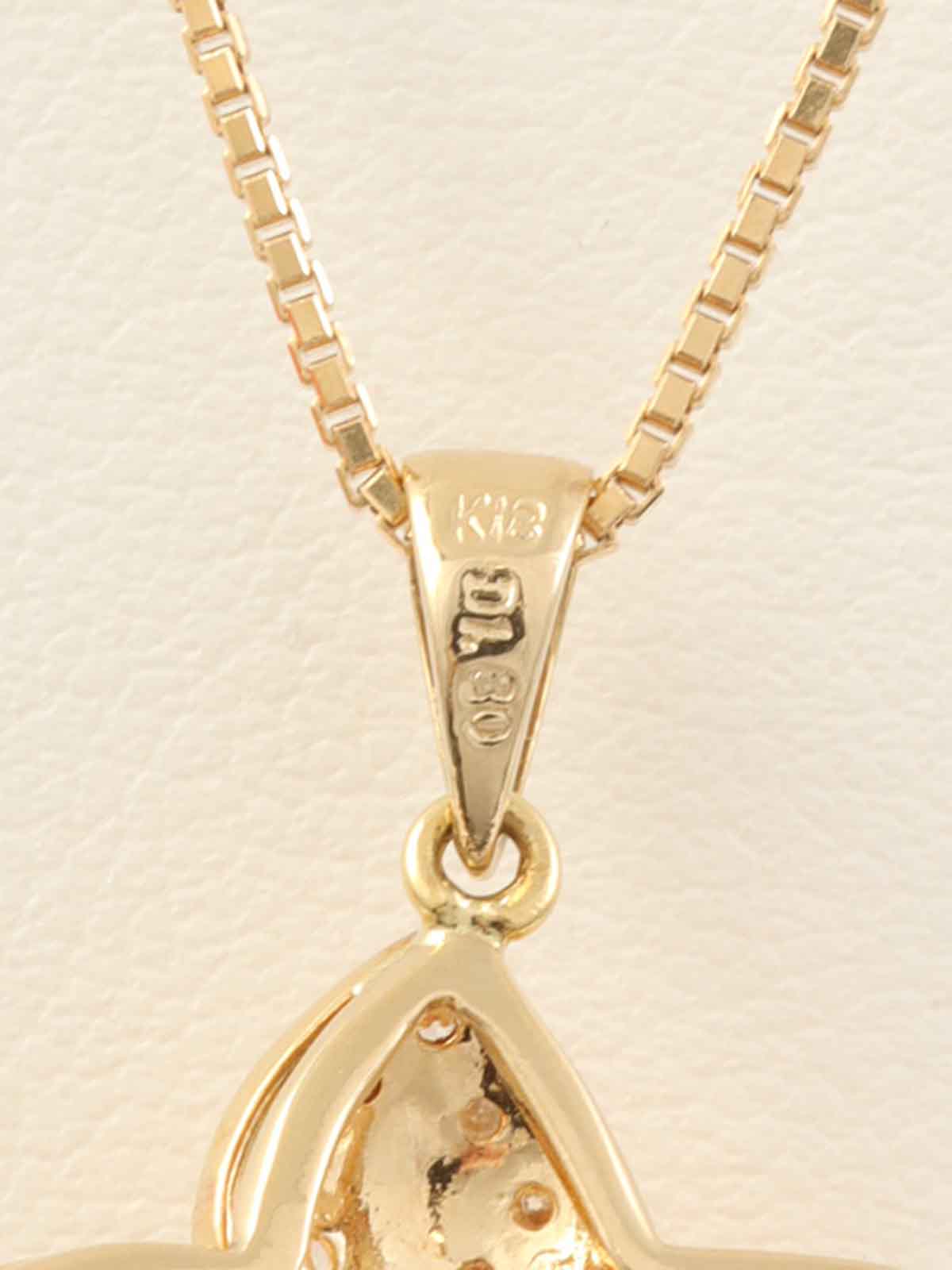 18K Gold Diamond Flower Motif Necklace