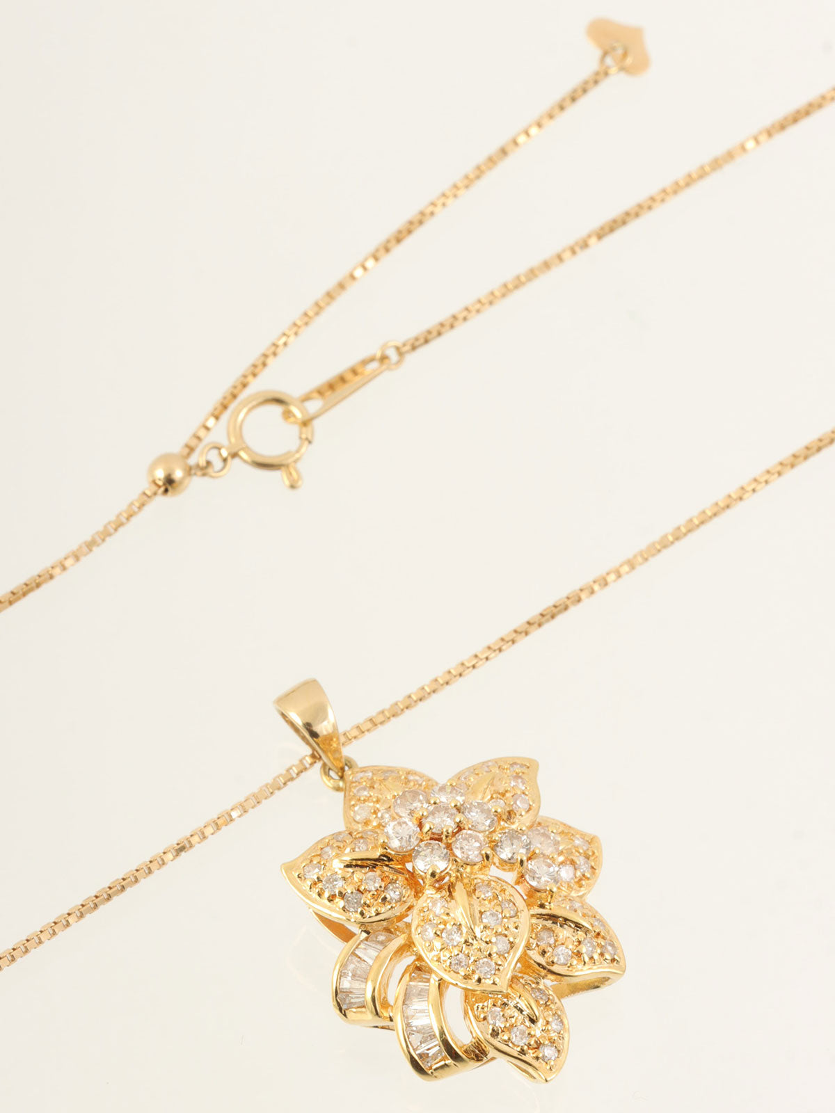 18K Gold Diamond Flower Motif Necklace