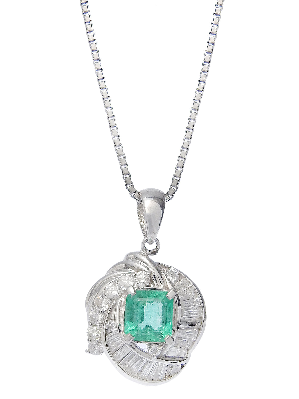 プラチナエメラルドダイヤモンドデザインネックレス シルバー/グリーン