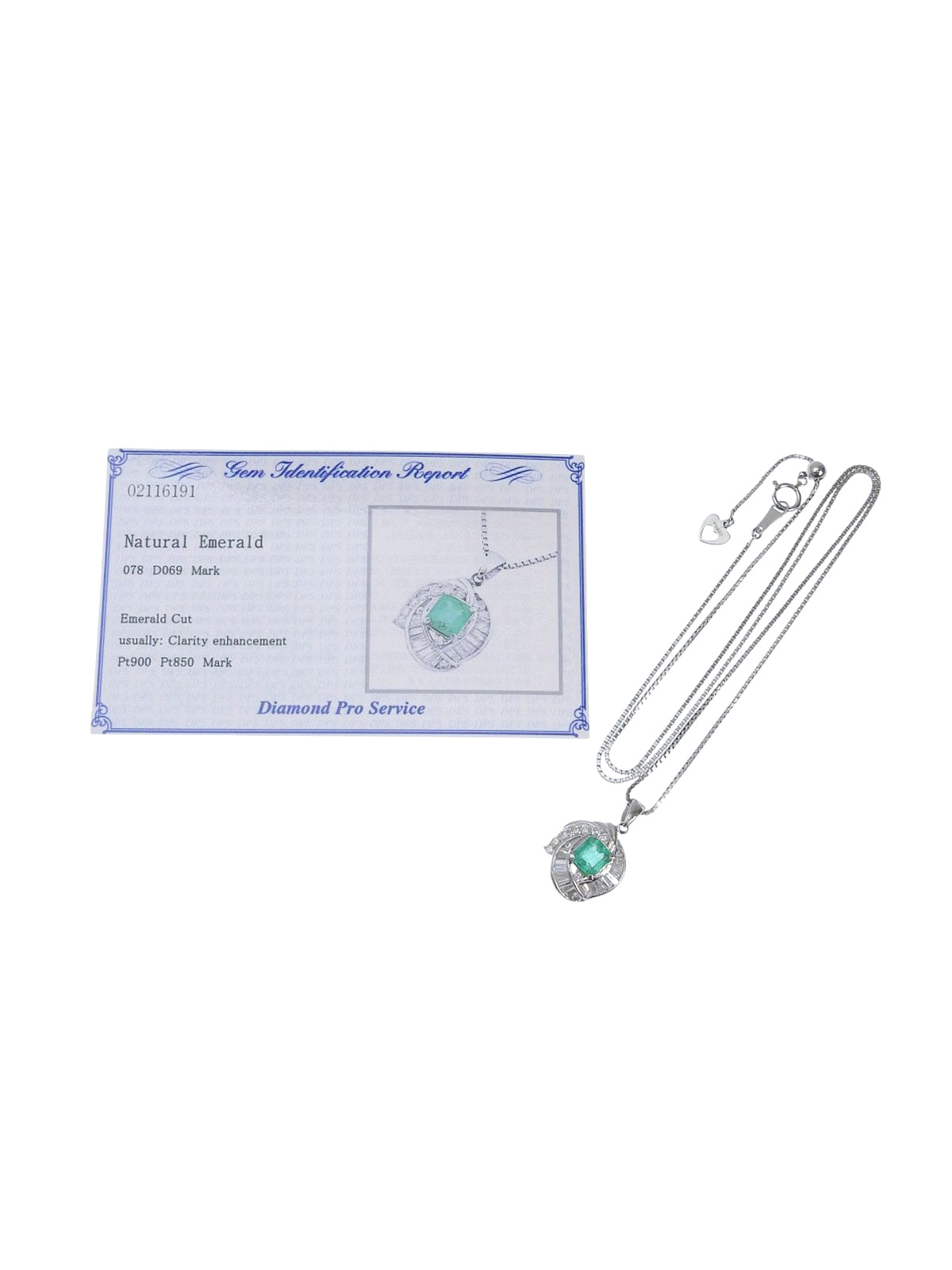 Platinum emerald and diamond design necklace in silver/green