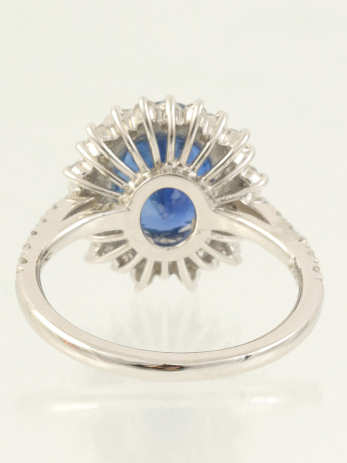 铂金蓝宝石钻石设计戒指，银色/蓝色