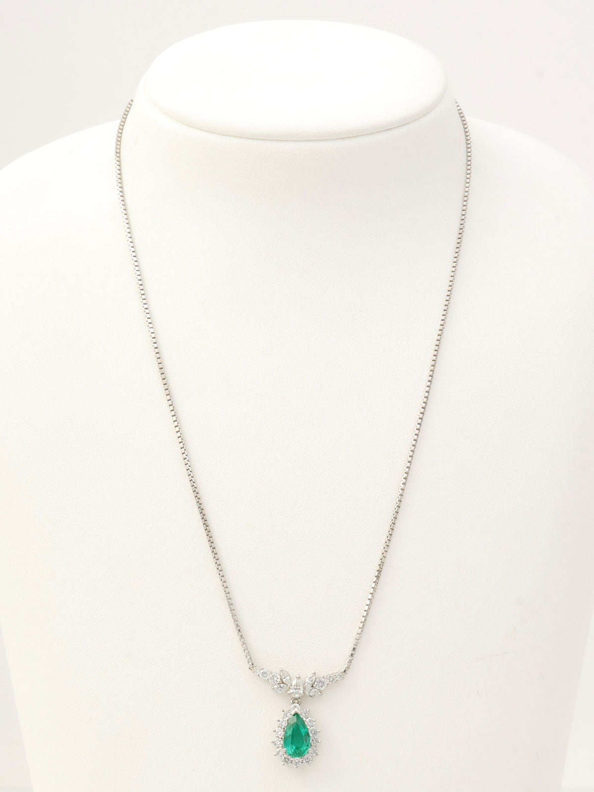 プラチナエメラルドペアシェイプネックレス シルバー/グリーン
