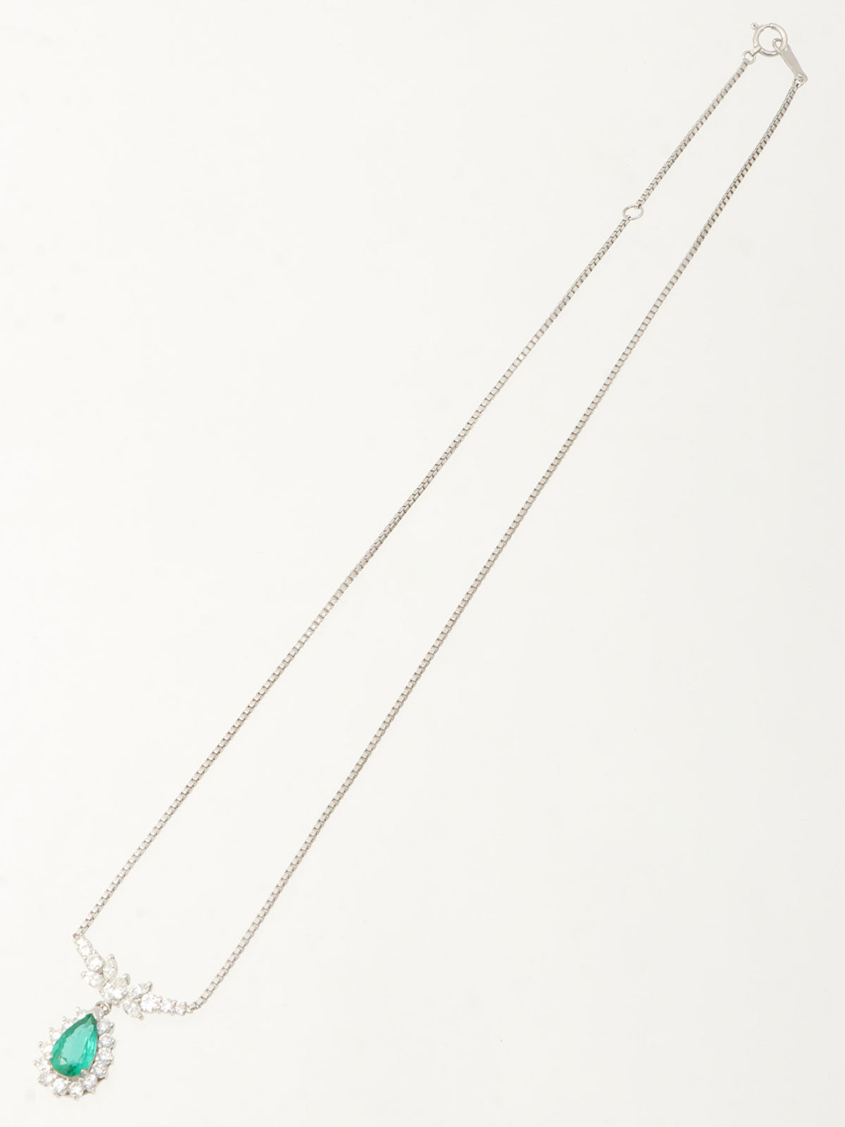 プラチナエメラルドペアシェイプネックレス シルバー/グリーン