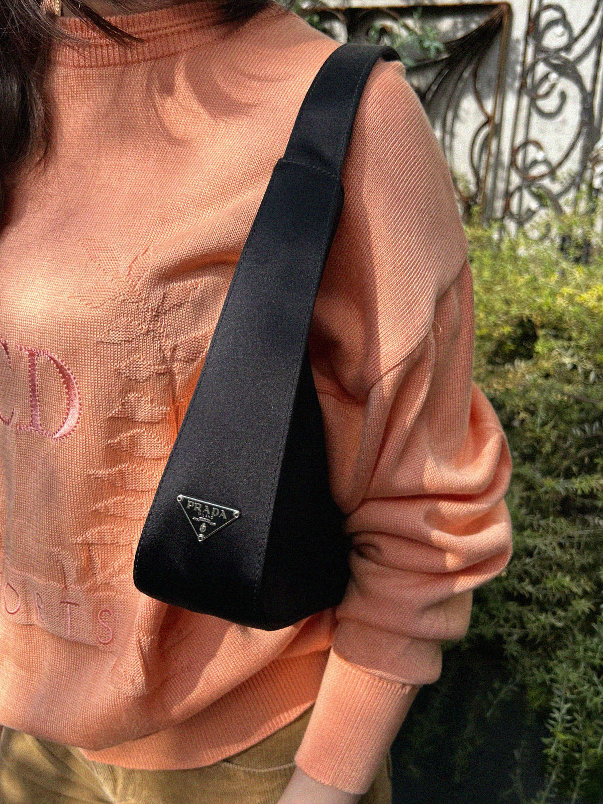 サテンロゴプレートハンドバッグ　ブラック