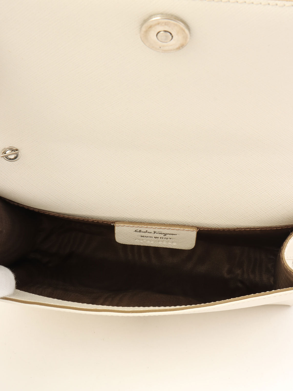 サフィアーノヴァラリボンチェーンショルダーバッグ ホワイト