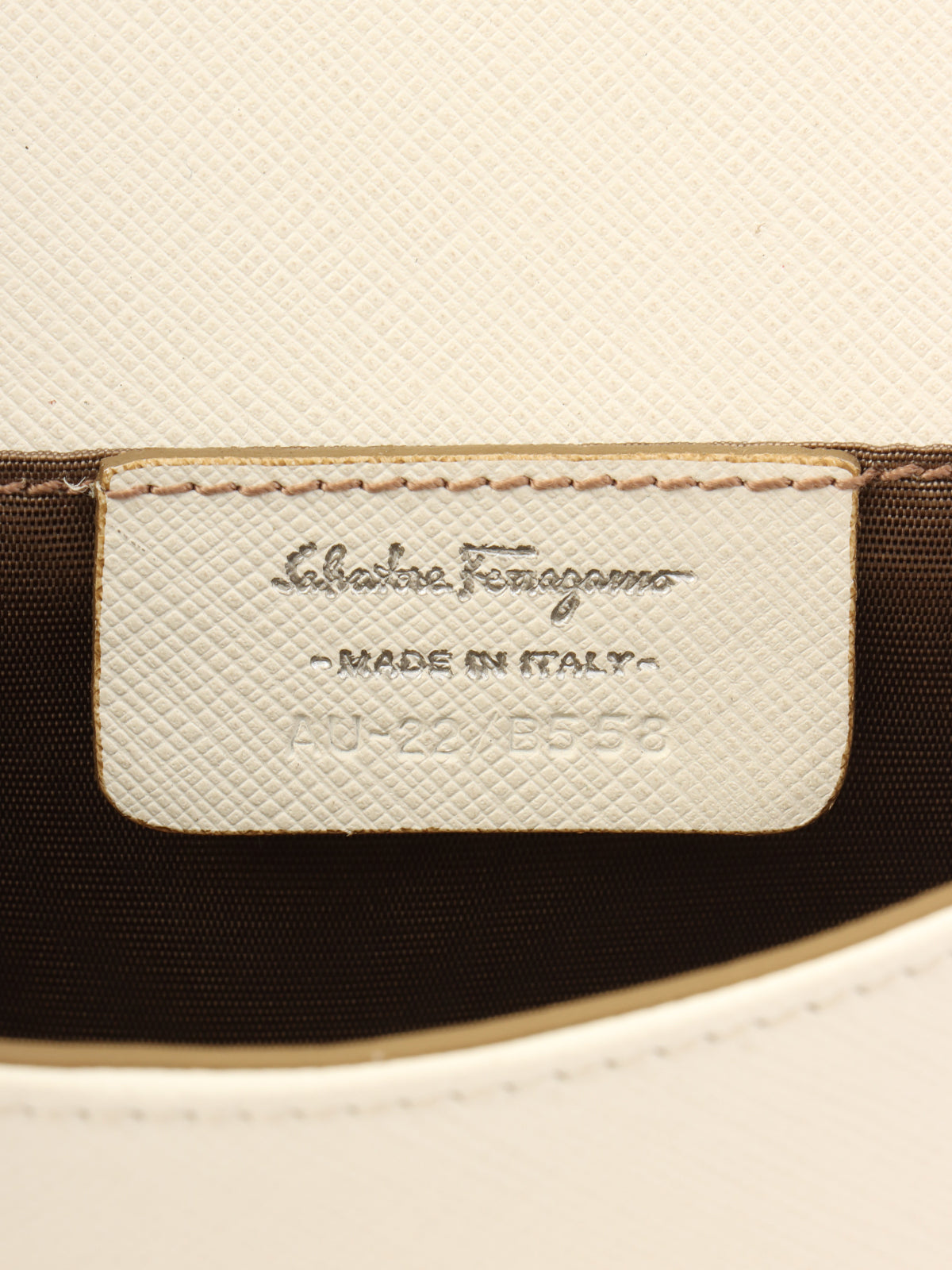 サフィアーノヴァラリボンチェーンショルダーバッグ ホワイト