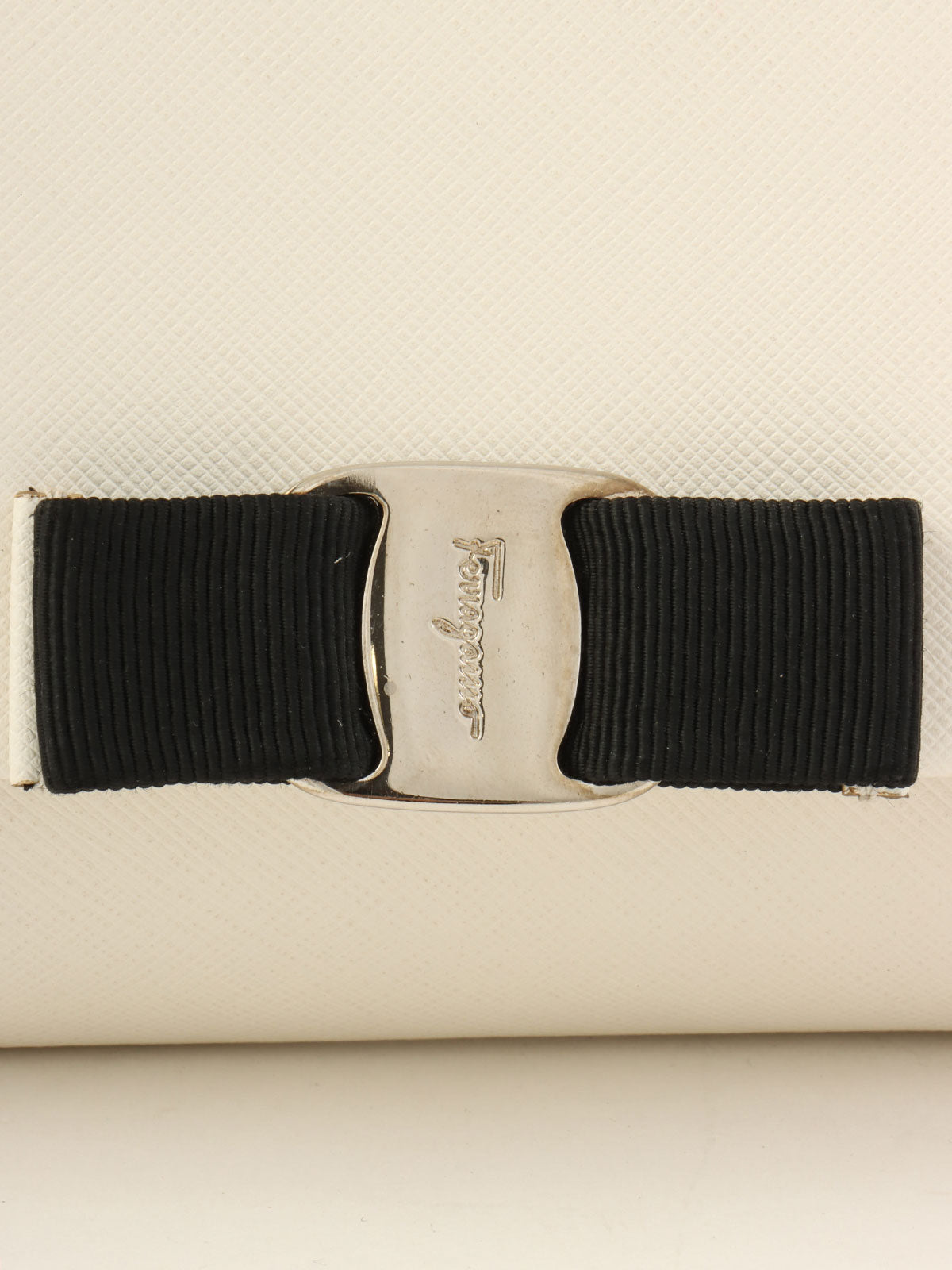 サフィアーノヴァラリボンチェーンショルダーバッグ ホワイト