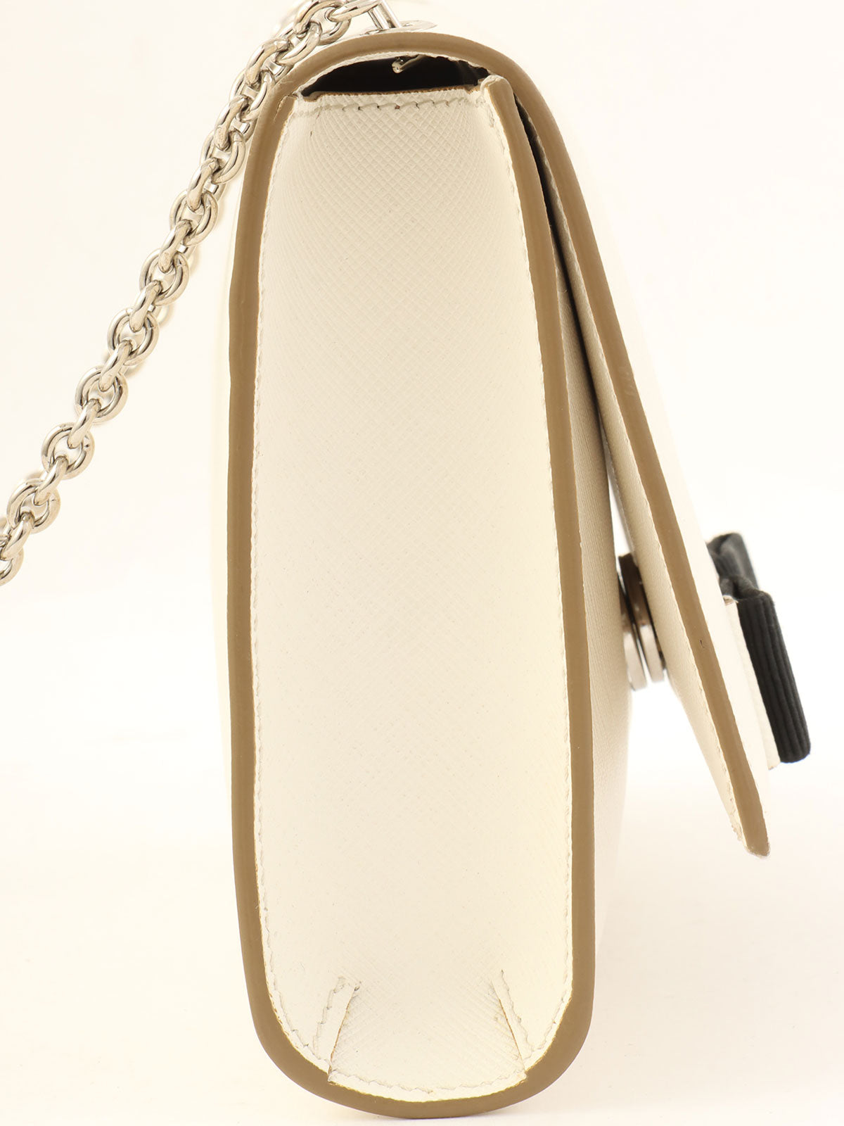 サフィアーノヴァラリボンチェーンショルダーバッグ ホワイト