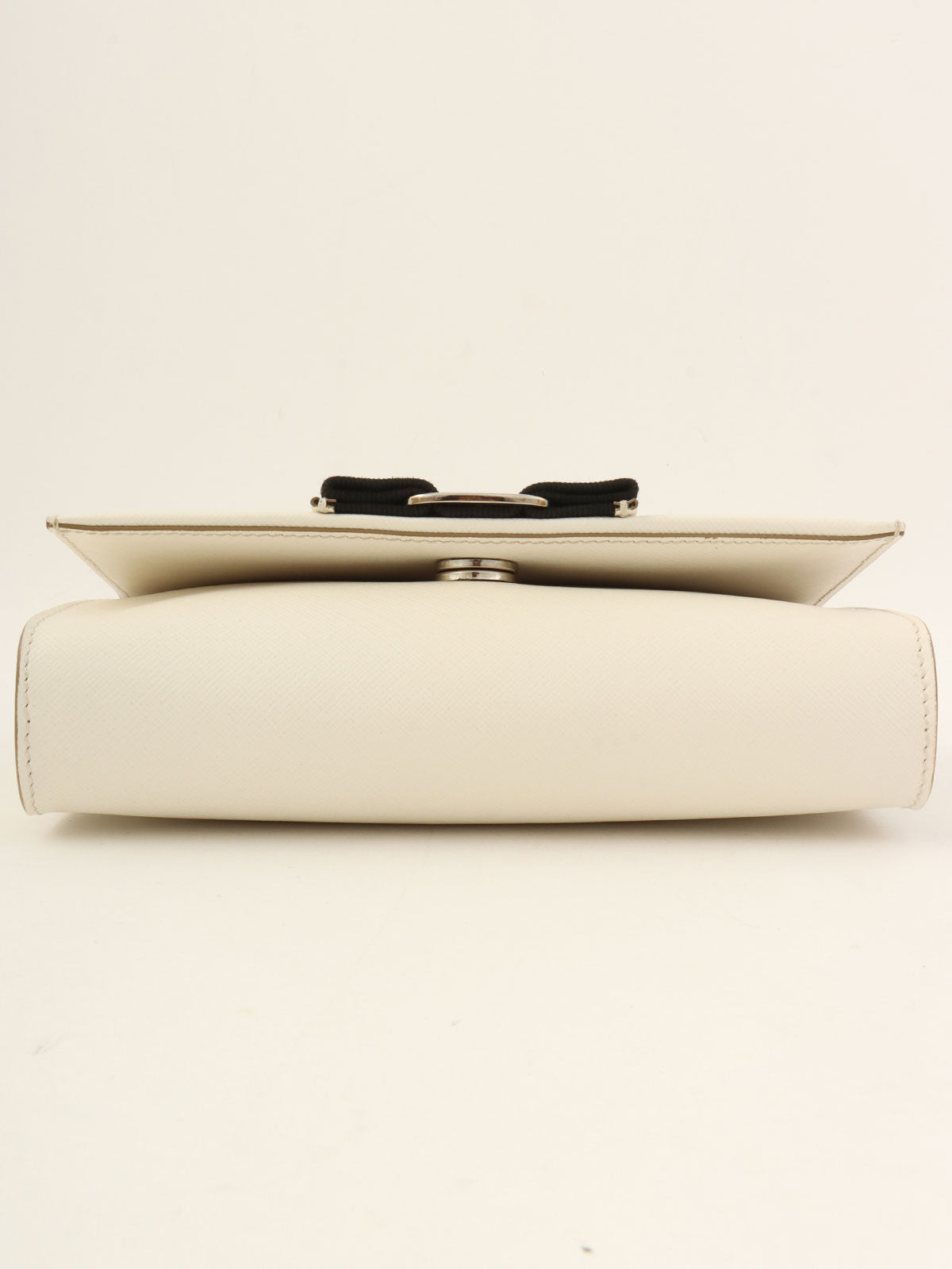 サフィアーノヴァラリボンチェーンショルダーバッグ ホワイト