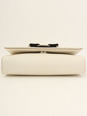 サフィアーノヴァラリボンチェーンショルダーバッグ ホワイト