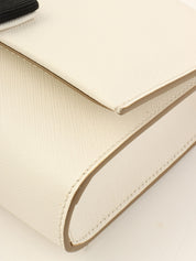 サフィアーノヴァラリボンチェーンショルダーバッグ ホワイト