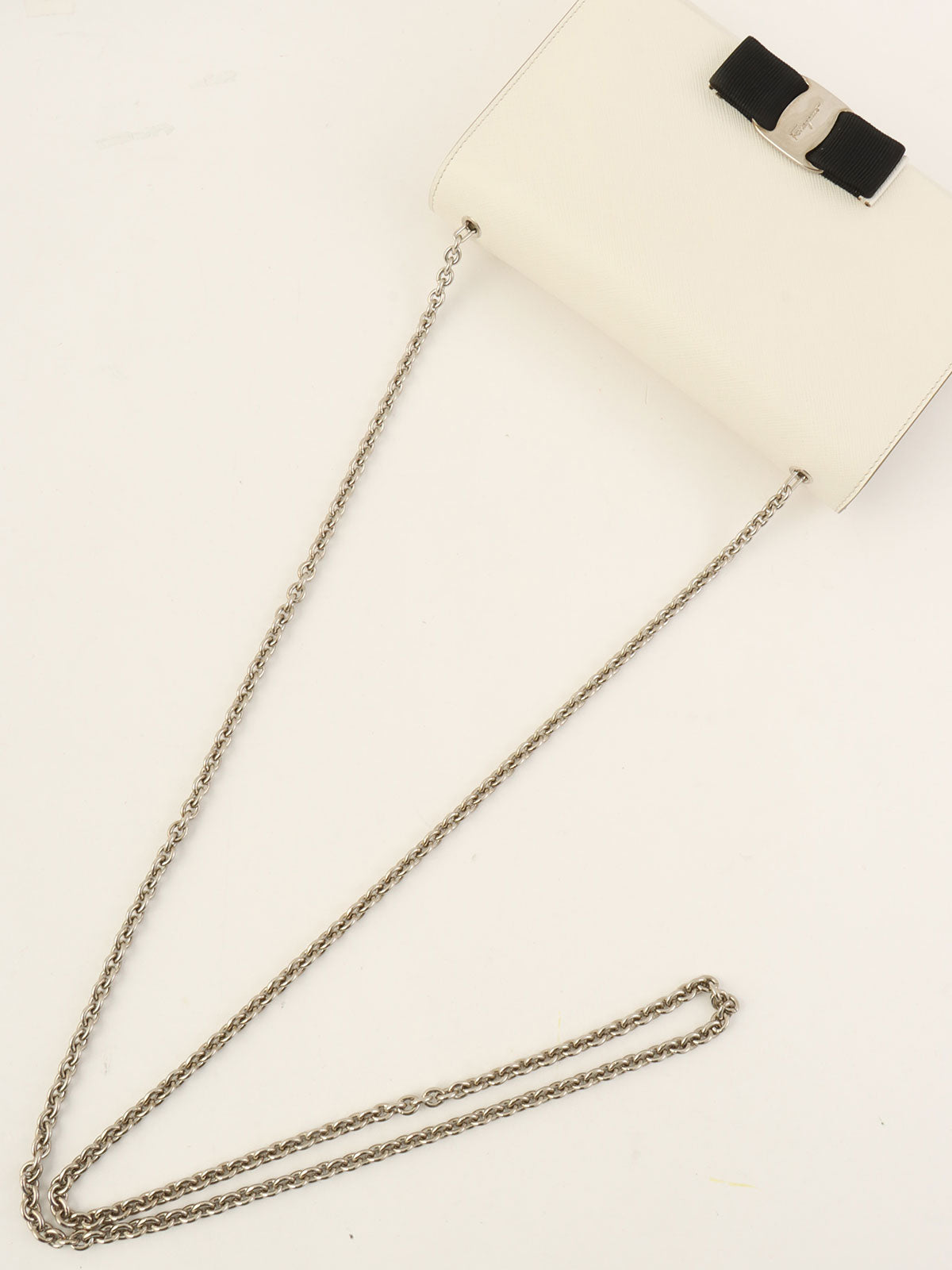 サフィアーノヴァラリボンチェーンショルダーバッグ ホワイト