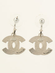 2005 CC 标志国旗摇摆耳环，银色/多色