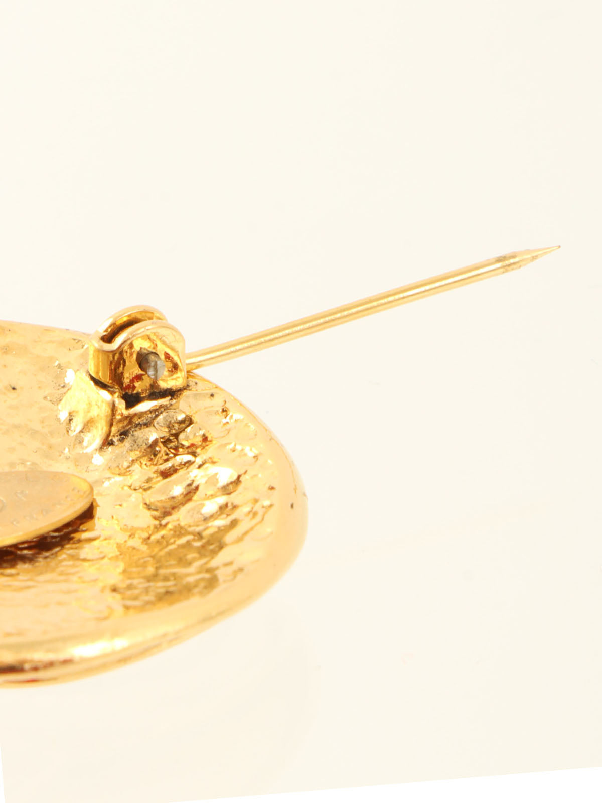 1994 Round CC Mark Brooch Gold